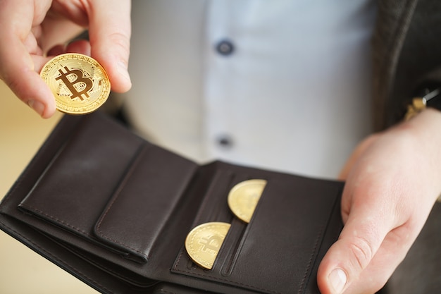 Moneda de oro bitcoin en monedero. Concepto de criptomoneda