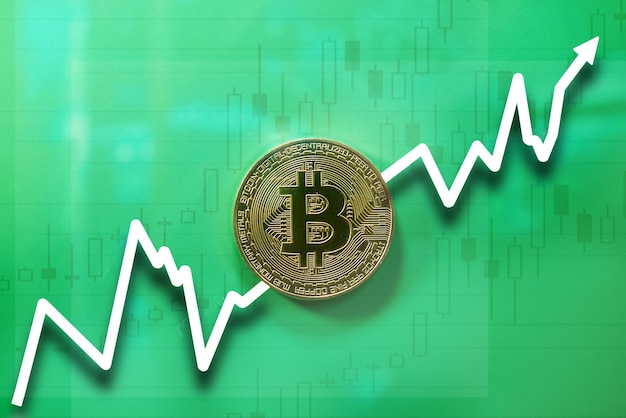 Moneda de oro física de bitcoin sobre un fondo verde, collage con el horario. Concepto de crecimiento de criptomoneda digital