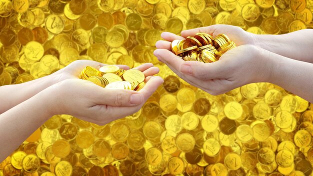 moneda de oro en la mano de la mujer con fondo de moneda de oro