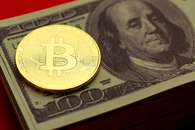 Moneda de oro con signo y símbolo de moneda crypto en la pila de billetes de dólar. Idea para blockchain, el nuevo tipo de dinero en la economía del mundo empresarial.