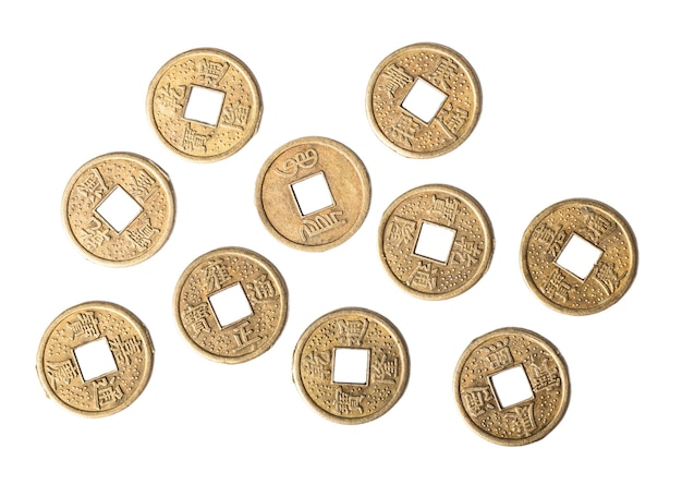 Moneda de oro tradicional china aislada sobre un fondo blanco o transparente