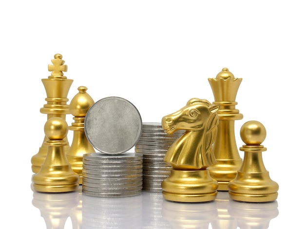 Moneda de plata con ajedrez aislado Concepto de negocio