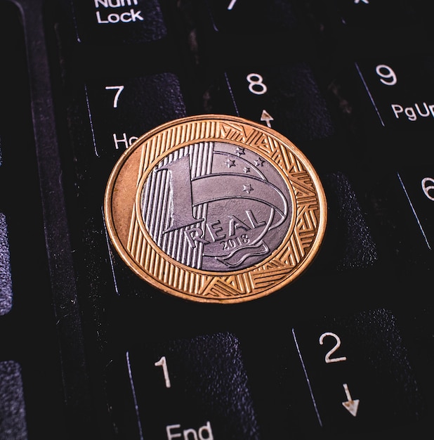 una moneda real 1 en un teclado de computadora