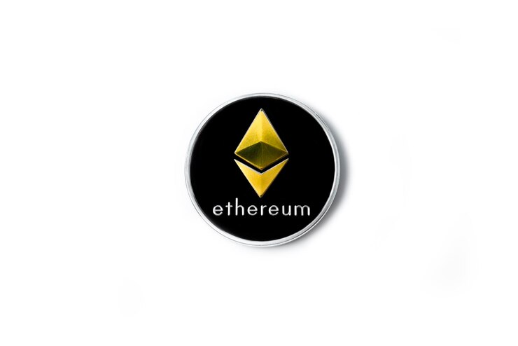 Foto moneda real única de cryptocurrency silver ethereum aislado sobre fondo blanco.