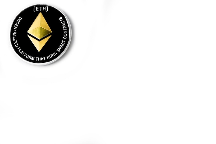 Foto moneda real única de cryptocurrency silver ethereum aislado sobre fondo blanco.