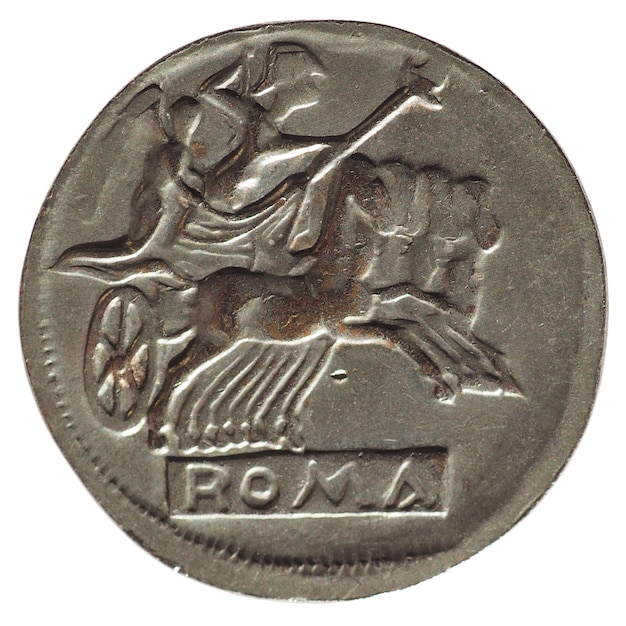 Moneda romana antigua aislada sobre blanco