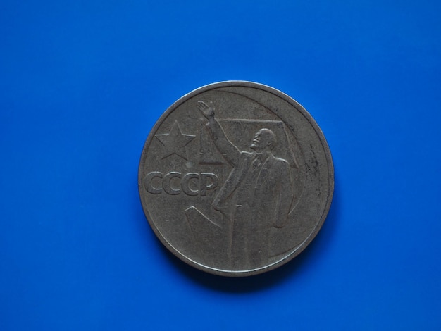 Moneda de rublo ruso vintage sobre azul