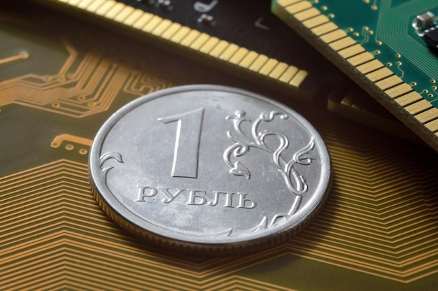 Moneda rusa con un valor nominal de 1 rublo se encuentra entre los microcircuitos el concepto de la economía digital de Rusia