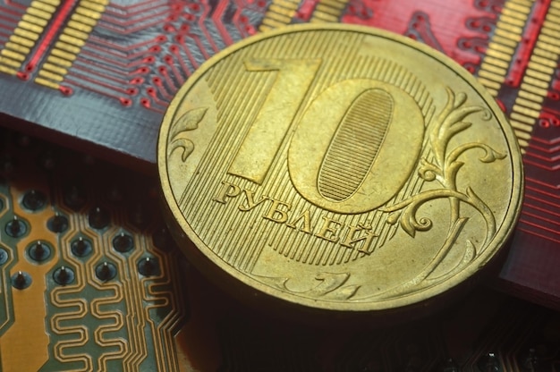 Moneda rusa con un valor nominal de 10 rublos se encuentra entre los microcircuitos el concepto de la economía digital de Rusia