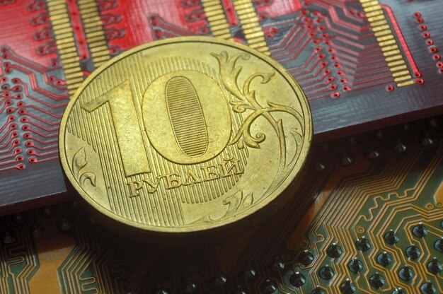 Moneda rusa con un valor nominal de 10 rublos se encuentra entre los microcircuitos el concepto de la economía digital de Rusia