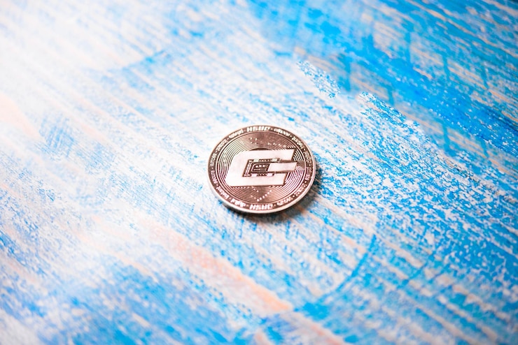 Foto moneda silver dash en primer plano sobre fondo de madera azul con renderizado 3d espacial