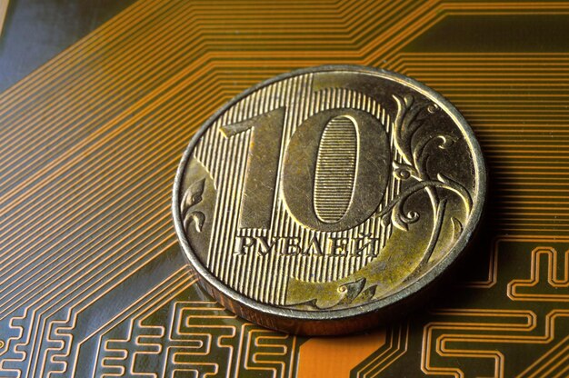 Una moneda con un valor nominal de 10 rublos se encuentra en un primer plano de microcircuito Traducción de la inscripción en la moneda quot10 rublosquot El concepto de la economía digital en la Federación Rusa