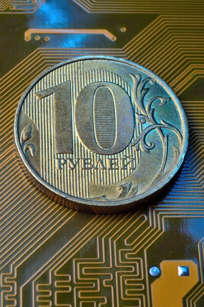 Una moneda con un valor nominal de 10 rublos se encuentra en un primer plano de microcircuito Traducción de la inscripción en la moneda quot10 rublosquot El concepto de la economía digital en la Federación Rusa