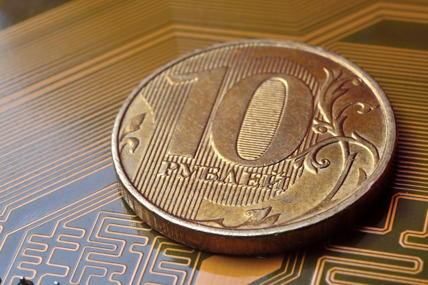 Una moneda con un valor nominal de 10 rublos se encuentra en un primer plano de microcircuito Traducción de la inscripción en la moneda quot10 rublosquot El concepto de la economía digital en la Federación Rusa