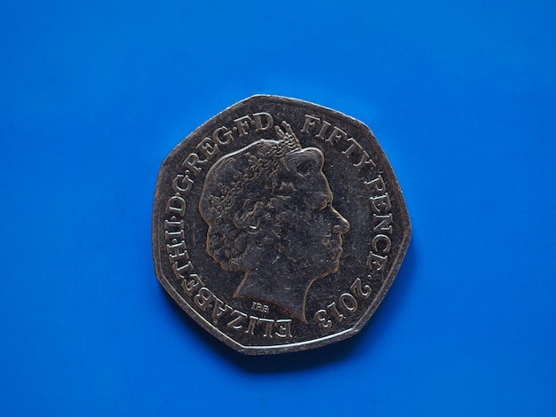 Moneda de veinte peniques Reino Unido en Londres sobre azul