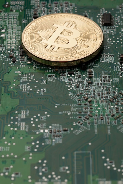 Moneda virtual de oro de Bitcoin en un fondo de placa de circuito