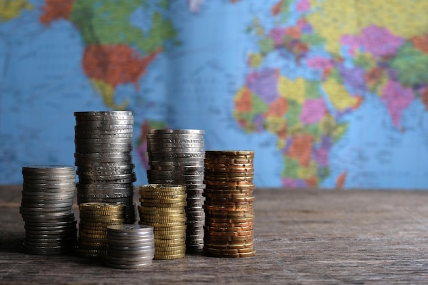 Monedas adultas en el mapa del mundo fondo concepto de negocio del mundo