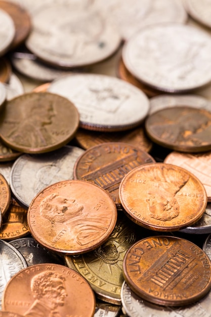 Monedas americanas en mesa de madera.