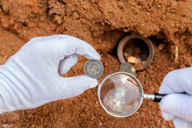 Foto monedas antiguas y lupa