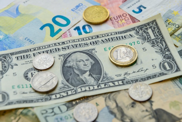 Foto monedas y billetes de euro y dólares estadounidenses