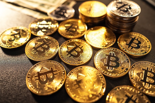 Monedas Bitcoin alineadas en el fondo sobre un fondo negro