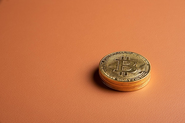 Monedas bitcoin bitcoin colocadas en un enfoque selectivo de fondo de cuero marrón