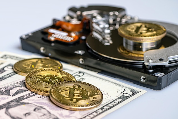 Las monedas Bitcoin BTC abren el disco duro y el concepto de sistema de pago digital de billetes de dólar