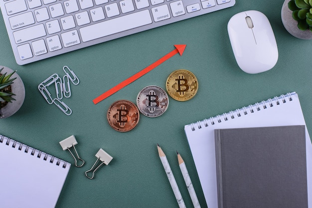 Monedas Bitcoin en concepto de criptomoneda de escritorio de oficina