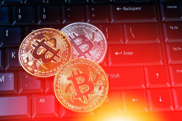 Monedas de Bitcoin en el teclado de la computadora símbolo de dinero virtual electrónico y concepto de criptomoneda minera Moneda criptográfica concepto de bitcoin Bitcoin en el teclado