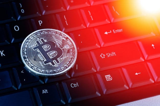 Monedas de Bitcoin en el teclado de la computadora símbolo de dinero virtual electrónico y concepto de criptomoneda minera Moneda criptográfica concepto de bitcoin Bitcoin en el teclado