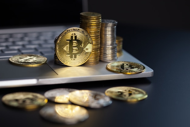 Monedas de Bitcoin en un teclado