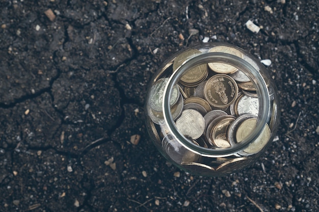 Monedas en la botella, concepto de dinero creciente y el éxito de la meta.