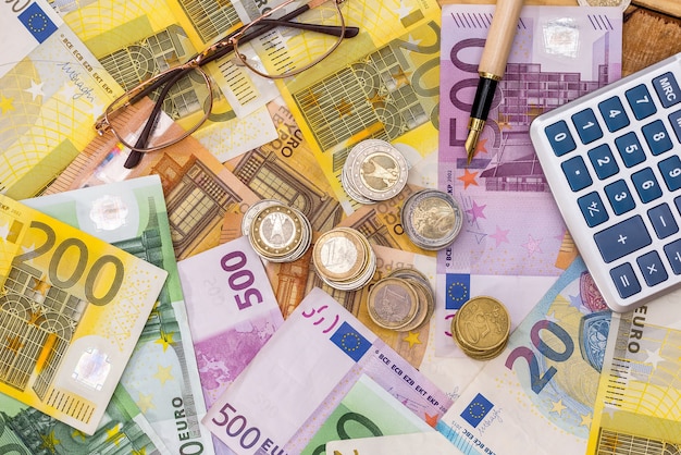 Las monedas y una calculadora están en el billete de euro