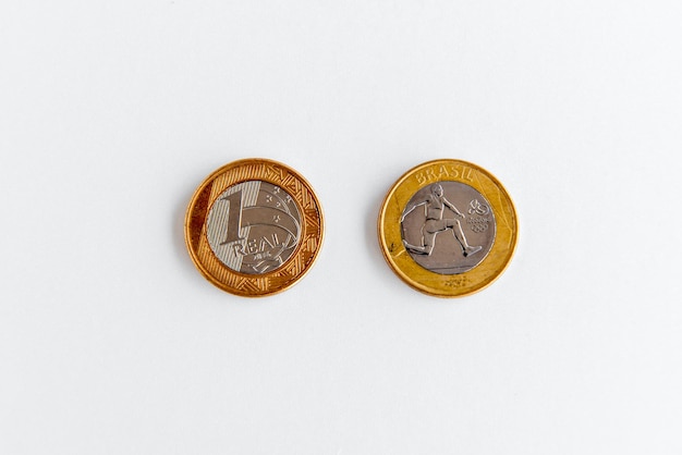 Monedas conmemorativas brasileñas Moneda real brasileña sobre fondo blanco.