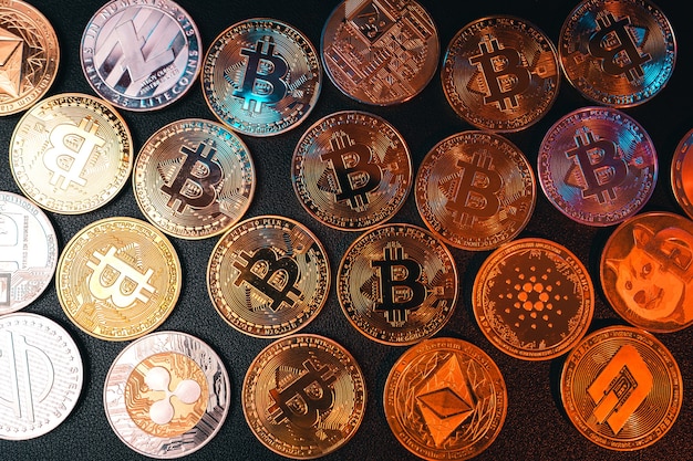 Monedas criptográficas y dinero en el escritorio e inversiones.