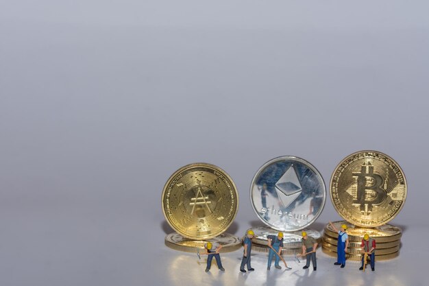 Foto monedas criptográficas valiosas bitcoin éter y anuncio con muchos trabajadores en una fila en gris