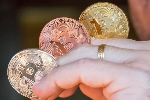Monedas de criptomoneda en una mano Bitcoin