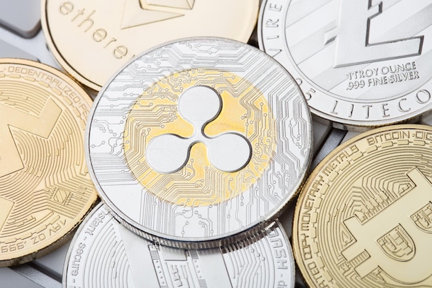 Monedas de criptomoneda Ripple y otros de cerca