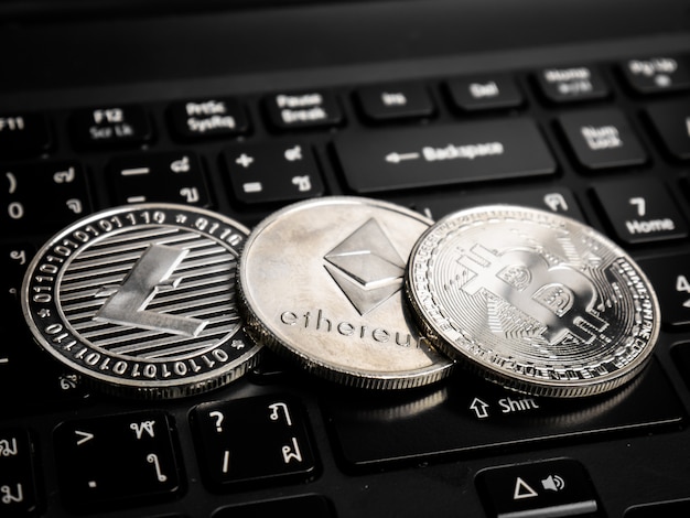 Monedas de criptomonedas en el teclado negro.