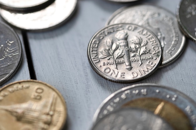 Monedas de los EEUU del primer en la tabla de madera. Concepto de ahorro e inversión.