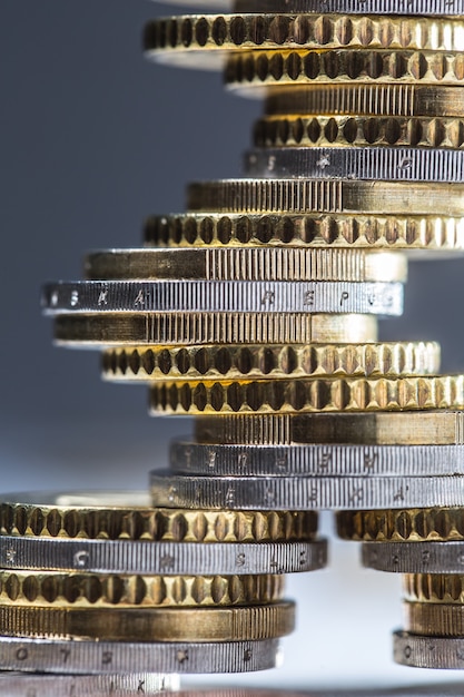 Foto monedas de euro apiladas unas sobre otras en diferentes posiciones. moneda y dinero europeos de primer plano.