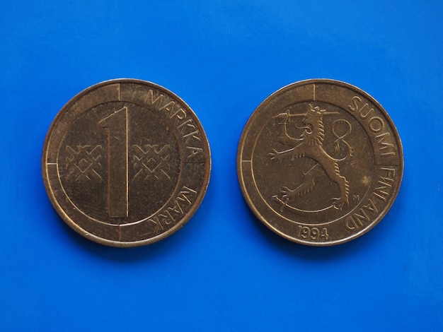 Monedas finlandesas antes de la era del euro sobre azul