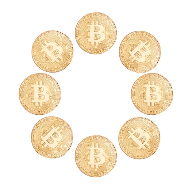 Monedas físicas de bitcoin colocadas en círculo aisladas sobre fondo blanco