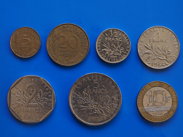 Foto monedas de franco francés francia sobre azul