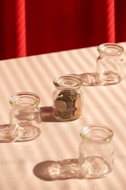 Monedas en frasco de vidrio. Concepto de ahorro de dinero