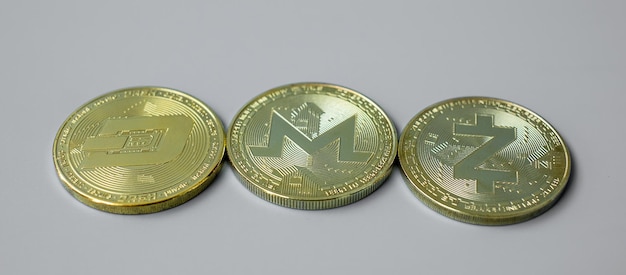 Monedas Golden Cryptocurrency Dash Monero y Zcach Crypto es dinero digital dentro de la red blockchain