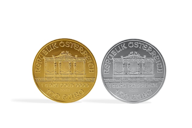 Monedas de inversión de la filarmónica de oro y plata austriaca sobre fondo blanco