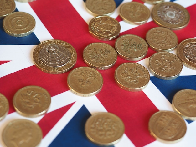 Foto monedas de libra, reino unido sobre bandera