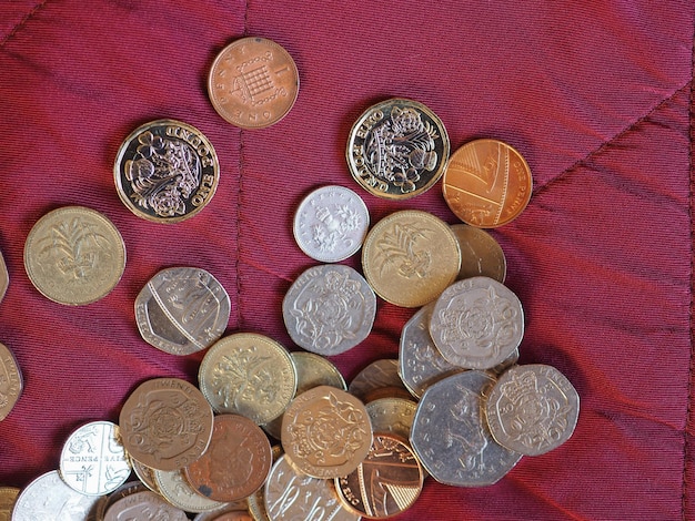 Foto monedas de libra, reino unido sobre fondo de terciopelo rojo