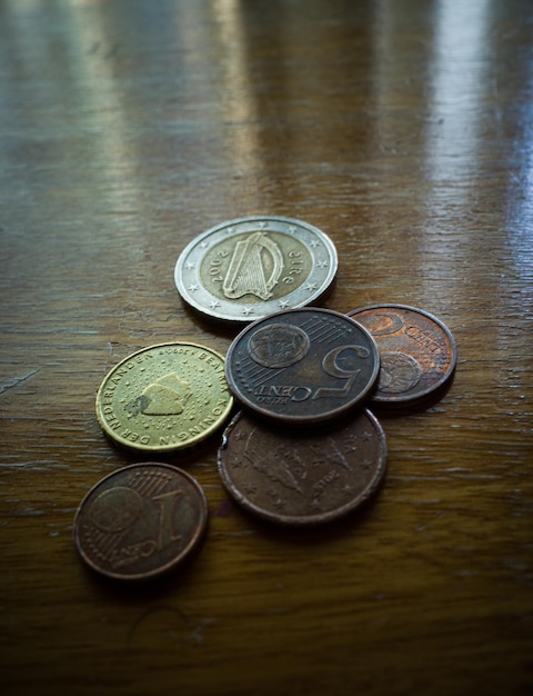 Monedas en la mesa